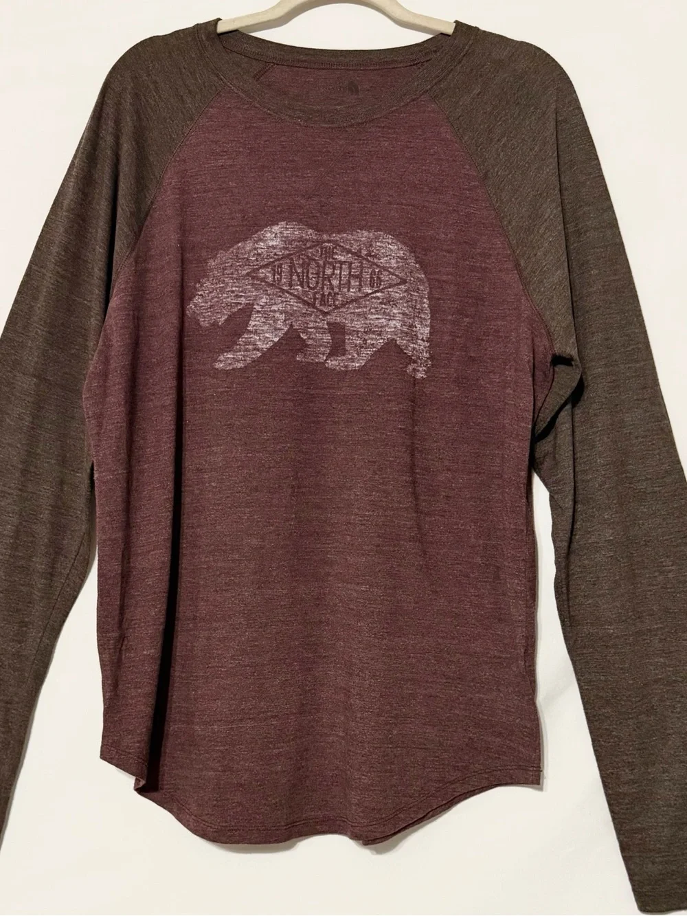 The North Face Mens Raglan Long Sleeve T-Shirt Size Large 2-Tone Bear Logo B13